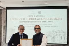 Ông Julian Wong – Tổng Giám Đốc Sheraton Saigon Grand Opera Hotel (trái) nhận Chứng chỉ LEED Gold tại sự kiện. (Ảnh: PV/Vietnam+)