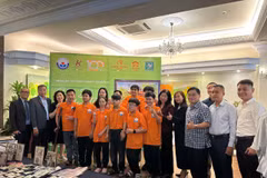 Ban Lãnh đạo khách sạn Kim Đô, Thành phố Hồ Chí Minh và Đại diện Trung tâm Giáo dục nghề nghiệp cho Người Khuyết tật & Trẻ Mồ côi Thành phố Hồ Chí Minh chụp hình lưu niệm cùng các em. (Ảnh: PV/Vietnam+)