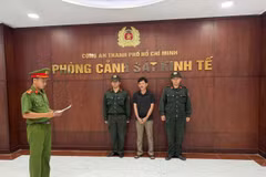 Đối tượng Trần Quang Vũ (áo đen giữa) tại Cơ quan Công an Thành phố Hồ Chí Minh. (Ảnh: CA Thành phố Hồ Chí Minh cung cấp)