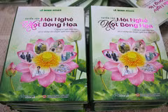 Bìa sách “Mỗi nghề một bông hoa” vừa được ra mắt. (PV/Vietnam+)
