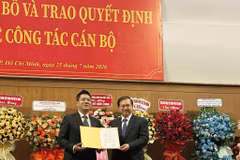 TS.NSND Đỗ Quốc Hưng (trái) tại Lễ Công bố Quyết định Công nhận chức vụ Giám đốc Nhạc viện Thành phố Hồ Chí Minh. (Ảnh: PV/Vietnam+)