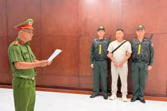 Công an Thành phố Hồ Chí Minh đọc quyết định khởi tố bị can, bắt tạm giam đối với SUN YUPENG (Tôn Bằng), quốc tịch Trung Quốc, về hành vi xâm phạm quyền sở hữu công nghiệp đối với nhãn hiệu “Hằng Du Mục”. (Ảnh: CA Thành phố Hồ Chí Minh cung cấp)