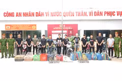 12 đối tượng và các tang chứng, vật chứng tại Cơ quan Cảnh sát điều tra Công an Thành phố Hồ Chí Minh. (Ảnh: CA Thành phố Hồ Chí Minh cung cấp)