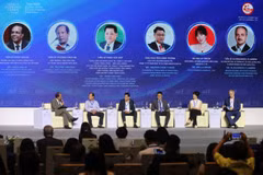 Các diễn giả tham gia phiên Thảo luận: Định hình Nông nghiệp Thông minh: Dữ liệu, Công nghệ và Chuối Giá trị Nông sản - Thực phẩm bền vững. (Ảnh: PV/Vietnam+)