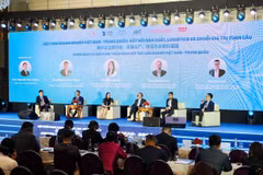 Các diễn giả tham gia phiên tọa đàm “Chính sách và giải pháp triển khai hợp tác liên doanh Việt Nam – Trung Quốc” tại Hội thảo Doanh nghiệp Việt Nam – Trung Quốc. (Ảnh: PV/Vietnam+)