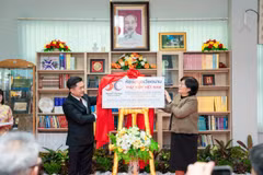 Tổng Lãnh sự Đinh Hoàng Linh và Hiệu trưởng Trường Đại học Hoàng gia Udon Thani Phó Giáo sư, Tiến sĩ Khanisara Thanyasunthornsakun thực hiện nghi lễ khánh thành biển tên Thư viện Việt Nam. (Ảnh: PV/Vietnam+)