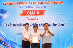 Ông Nguyễn Quốc Tuấn (phải), Giám đốc Trung tâm Thông tin TTXVN khu vực phía Nam trao giải A cho nhóm tác giả Đậu Tất Thành và Nguyễn Như Bình (Cơ quan thường trú TTXVN tại thành phố Đồng Nai). (Ảnh: PV/Vietnam+)