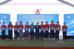 Những phần thưởng, phần học bổng được trao tại lễ khai giảng là sự ghi nhận, khích lệ sinh viên tiếp tục nỗ lực và phát huy năng lực trong năm học mới. (Ảnh: PV/Vietnam+)