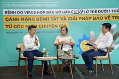 Các chuyên gia trao đổi, thảo luận về giải pháp chủ động phòng ngừa bệnh hô hấp ở trẻ nhỏ. (Ảnh: PV/Vietnam+)