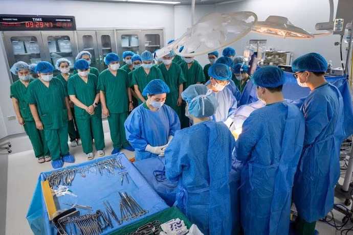 Các bác sỹ Bệnh viện Đa khoa Xanh Pôn thực hiện thành công ca lấy-ghép đa tạng từ một người hiến chết não. (Ảnh: PV/Vietnam+) 