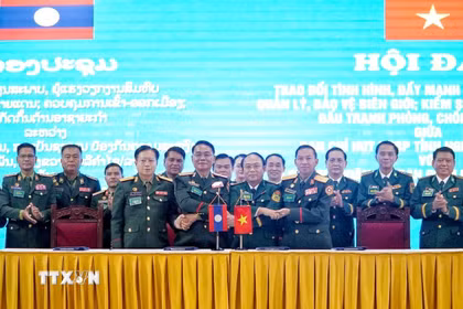 Ban Chỉ huy Bộ đội Biên phòng tỉnh Nghệ An (Việt Nam) ký Bản ghi nhớ với Bộ Chỉ huy Quân sự các tỉnh Xiengkhuang, Bolikhamsai, Houaphan (Lào). (Ảnh: Văn Tý/TTXVN)