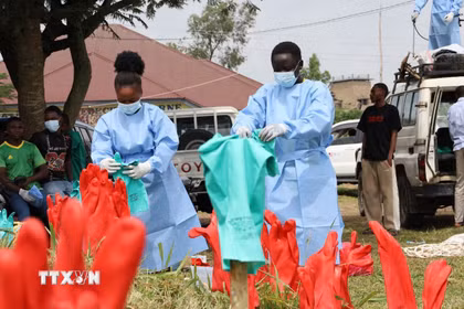 Nhân viên y tế tiến hành khử trùng tại trung tâm điều trị Ebola ở Rwampara, CHDC Congo. (Ảnh: THX/TTXVN)