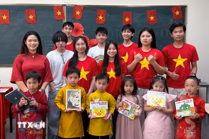 Nhóm Tuổi trẻ Việt thuộc Hội đồng Văn hóa Giáo dục Canada-Việt Nam (CVCEC) trong một buổi dạy tiếng Việt cho các thiếu nhi gốc Việt tại Toronto, Canada. (Ảnh: TTXVN phát)