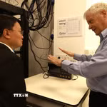 Tiến sỹ Nissan Maskil, Giám đốc điều hành (CEO) Qarakal Quantum giới thiệu với Đại sứ Việt Nam tại Israel Nguyễn Kỳ Sơn về hệ thống máy tính lượng tử 20qbits tại Đại học Hebrew. (Ảnh: Thanh Bình/TTXVN)