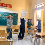 Các thầy, cô giáo Trường Tiểu học Phú Hòa sắp xếp bàn ghế tại nơi học tạm chuẩn bị năm học mới. (Ảnh: Thái Hùng/TTXVN)