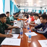 Lực lượng chức năng tiến hành lấy lời khai những công dân Việt Nam do các lực lượng chức năng của Campuchia trao trả. (Ảnh minh họa: Thanh Tân/TTXVN)