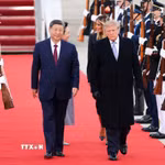 Tổng thống Mỹ Donald Trump (giữa, phải) và Chủ tịch Trung Quốc Tập Cận Bình (giữa, trái) tại lễ đón ở Căn cứ không quân Andrews, bang Maryland, ngày 23/9/2026. (Ảnh: THX/TTXVN phát)