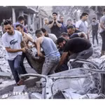 Chuyển thi thể người Palestine thiệt mạng sau các cuộc không kích của Israel xuống Dải Gaza. (Ảnh: IRNA/TTXVN phát)