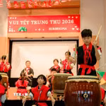 Các cháu thiếu nhi tại Hiroshima tham gia biểu diễn tiết mục trống Taiko. (Ảnh: Nguyễn Tuyến/TTXVN)