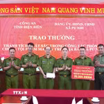 Ban Giám đốc Công an tỉnh Điện Biên trao thưởng các lực lượng tham gia chuyên án. (Ảnh: TTXVN phát)