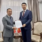 Đại sứ đặc mệnh toàn quyền nước CHXHCN Việt Nam tại Cộng hoà Kazakhstan kiêm nhiệm Gruzia Nguyễn Thành Lê. (Bên phải) (Ảnh minh họa: Đại sứ quán Việt Nam tại Kyrgyzstan)