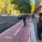 Làn đường đạp xe trên đường Via Nomentana, xuất phát ngay từ khu vực quảng trường Porta Pia đi các hướng khác. (Ảnh: Việt Hải/TTXVN)