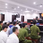 Phiên tòa phúc thẩm, xét xử vụ án lao động về “Đơn phương chấm dứt hợp đồng làm việc, bồi thường thiệt hại, trợ cấp khi đơn phương chấm dứt hợp đồng” đối với cựu giáo viên Trần Thị Lịch (Trường THCS Hiến Nam, thành phố Hưng Yên cũ). (Ảnh: Nguyễn Công Hải/TTXVN)