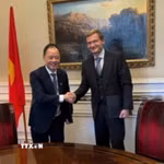 Giáo sư, Tiến sỹ Trần Hồng Thái, Chủ tịch Viện Hàn lâm Khoa học và Công nghệ Việt Nam và Phó Chủ tịch phụ trách Kinh doanh quốc tế, Công ty Cổ phần đại chúng AFK Sistema ông Artyom Zassourky. (Ảnh: TTXVN phát)