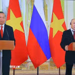Tổng Bí thư, Chủ tịch nước Tô Lâm và Tổng thống Liên bang Nga Vladimir Putin dự và phát biểu trực tuyến tại điểm cầu nước Nga. (Ảnh: Văn Điệp/TTXVN)