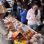 Một nghệ nhân làm bánh Pan de muerto tại thủ đô Mexico City trực tiếp giao sản phẩm cho khách hàng. (Ảnh: Phi Hùng/TTXVN)