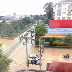 Mực nước dâng cao ảnh hưởng tới việc đi lại ở tỉnh Battambang, Campuchia. (Ảnh: Huy Bình/TTXVN)