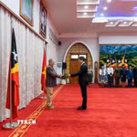 Đại sứ Phạm Bình Đàm trình Quốc thư lên Tổng thống Timor-Leste José Ramos-Horta. (Ảnh: TTXVN phát)