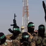 Các tay súng Lữ đoàn Al-Qassam, một cánh quân của Phong trào Hồi giáo Hamas. (Ảnh: IRNA/TTXVN)