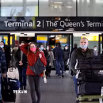 Hành khách tại sân bay Heathrow ở Thủ đô London (Anh). (Ảnh: THX/TTXVN)