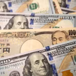 Đồng tiền 10.000 yen của Nhật Bản và đồng 100 USD. (Ảnh: THX/TTXVN)