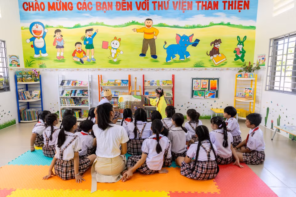 Các tủ sách được bố trí theo từng khối lớp với các mã màu phân biệt, các đầu sách ở thư viện do tổ chức Room To Read lựa chọn theo chương trình chuẩn và phù hợp lứa tuổi học sinh tiểu học, cân bằng giữa nhóm sách kiến thức và nhóm sách hướng dẫn kỹ năng mềm cho học sinh. (Ảnh: CTV/Vietnam+)