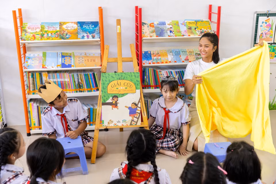 H’Hen Niê chia sẻ phần đọc sách luôn luôn có ở mỗi hoạt động khánh thành thư viện bởi cô rất thích đọc sách cho các em nghe và đó cũng là mơ ước hồi nhỏ H’Hen muốn được nghe người lớn đọc sách cho mình. (Ảnh: CTV/Vietnam+)