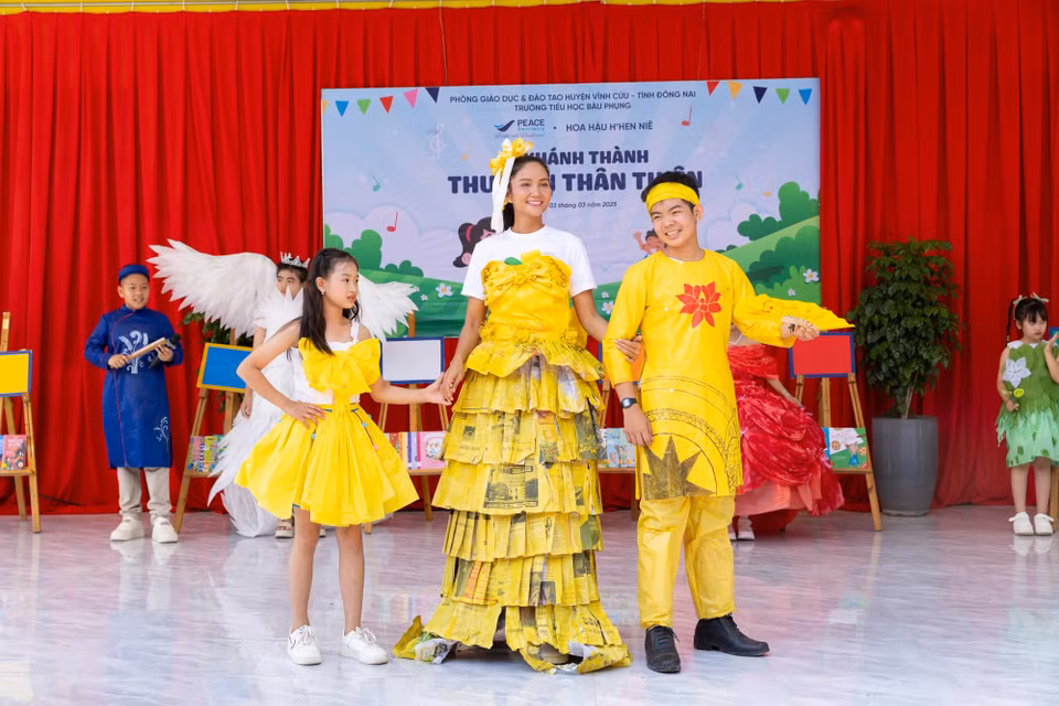 H’Hen Niê diện bộ đầm bằng giấy báo cũ do các em học sinh thiết kế. (Ảnh: CTV/Vietnam+)