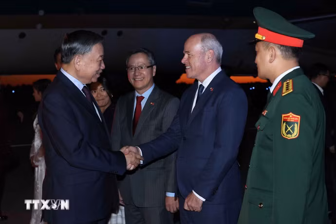 Quan chức Chính phủ Canada và cán bộ, nhân viên Đại sứ quán Việt Nam đón Tổng Bí thư, Chủ tịch nước Tô Lâm tại sân bay quốc tế Mcdonald-Cartier, Ottawa. (Ảnh: Thống Nhất/TTXVN)
