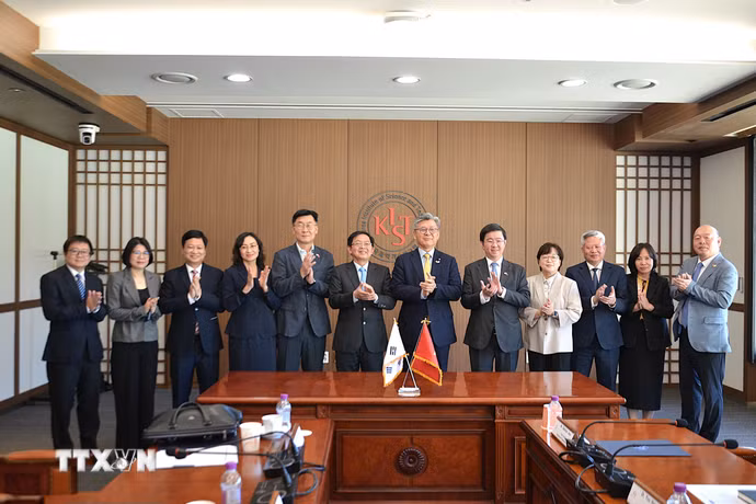 Đoàn Phó Thủ tướng Hồ Quốc Dũng thăm và làm việc tại Viện Khoa học và Công nghệ Hàn Quốc (KIST). (Ảnh: Khánh Vân/TTXVN)