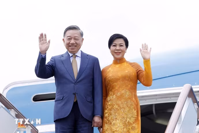Tổng Bí thư, Chủ tịch nước Tô Lâm và Phu nhân tới sân bay Vnukovo, Moskva, Liên bang Nga. (Ảnh: Thống Nhất/TTXVN)