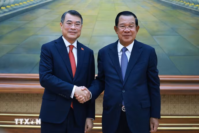 Thủ tướng Lê Minh Hưng đến chào Chủ tịch Đảng Nhân dân Campuchia, Chủ tịch Thượng viện Hun Sen. (Ảnh: Dương Giang/TTXVN)