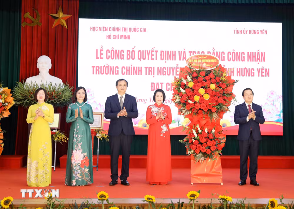 ttxvn_truong-chinh-tri-nguyen-van-linh-hung-yen-dat-chuan-muc-1-3.jpg