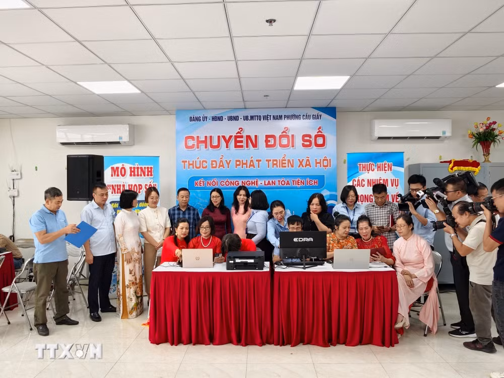 ttxvn-dich-vu-cong-truc-tuyen-den-gan-nguoi-dan-qua-nha-hop-so-2.jpg