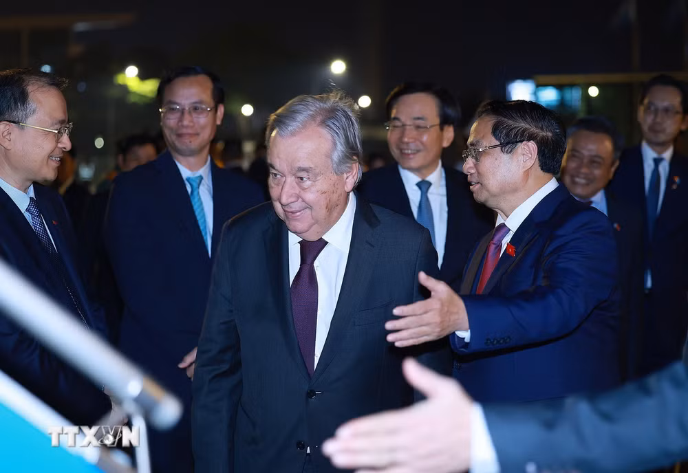 ttxvn-thu-tuong-va-tong-thu-ky-lien-hop-quoc-cung-len-duong-tham-du-hoi-nghi-cap-cao-asean-lan-thu-47-4.jpg