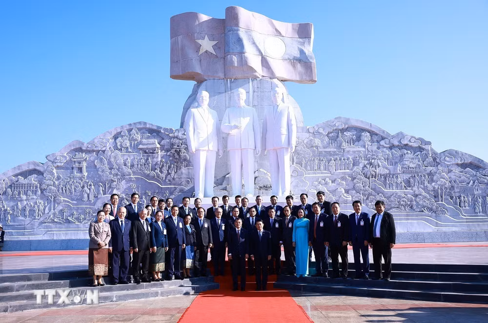 ttxvn_thu-tuong-le-minh-hung-va-thu-tuong-lao-saleumxay-kommasith-dang-hoa-tai-cong-vien-huu-nghi-lao-viet-nam-7.jpg