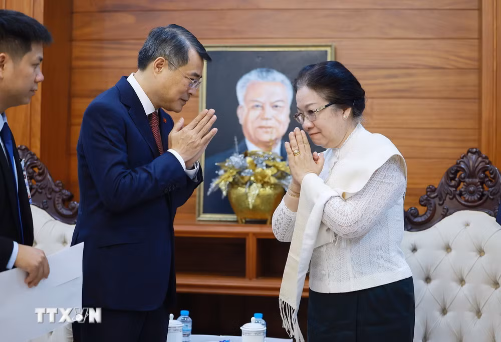 ttxvn_thu-tuong-le-minh-hung-tham-gia-dinh-co-chu-tich-quoc-hoi-lao-xaysomphone-phomvihane-4.jpg