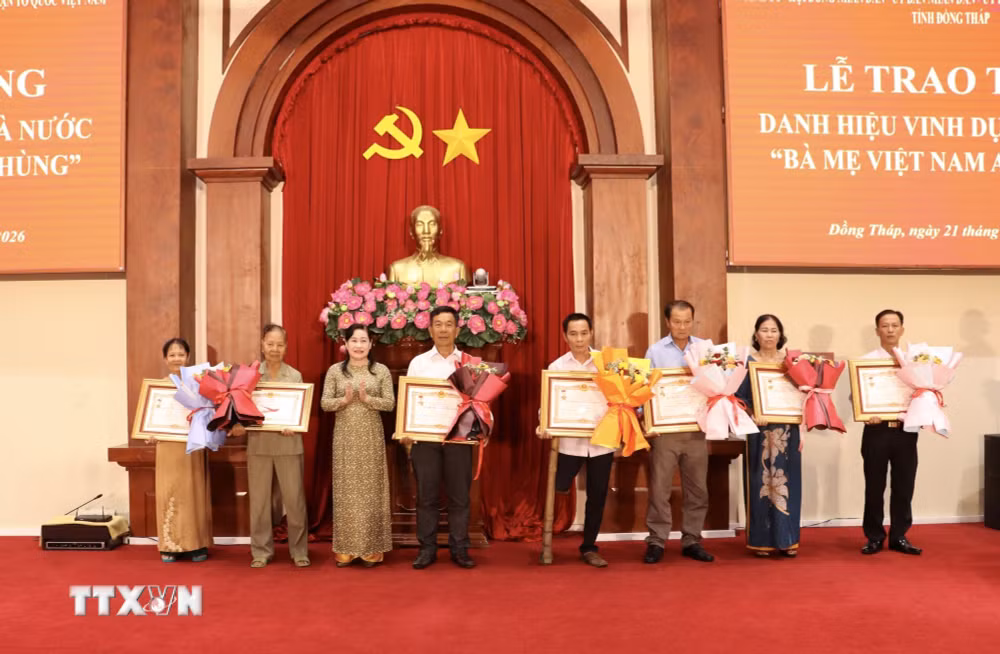 ttxvn-dong-thap-trao-truy-tang-danh-hieu-vinh-du-nha-nuoc-ba-me-viet-nam-anh-hung-2.jpg