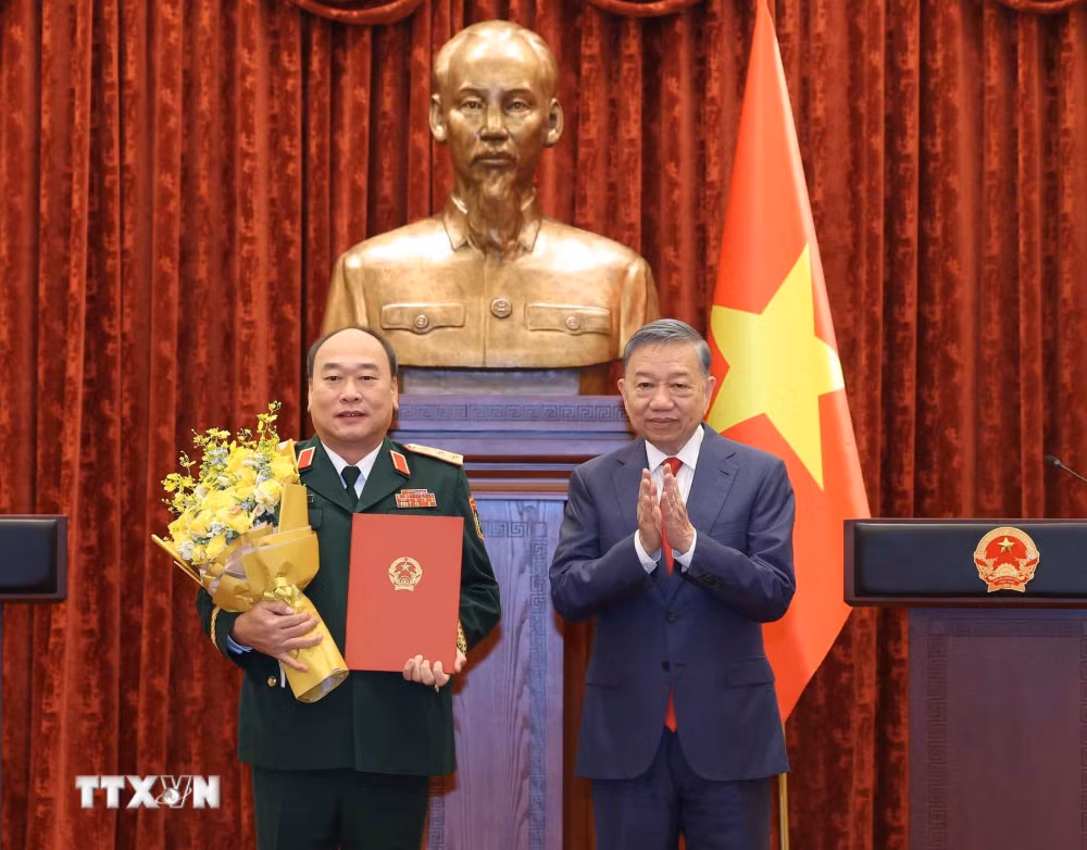 ttxvn-tong-bi-thu-chu-tich-nuoc-trao-quyet-dinh-thang-quan-ham-thuong-tuong-cho-dong-chi-le-quang-dao-1.jpg