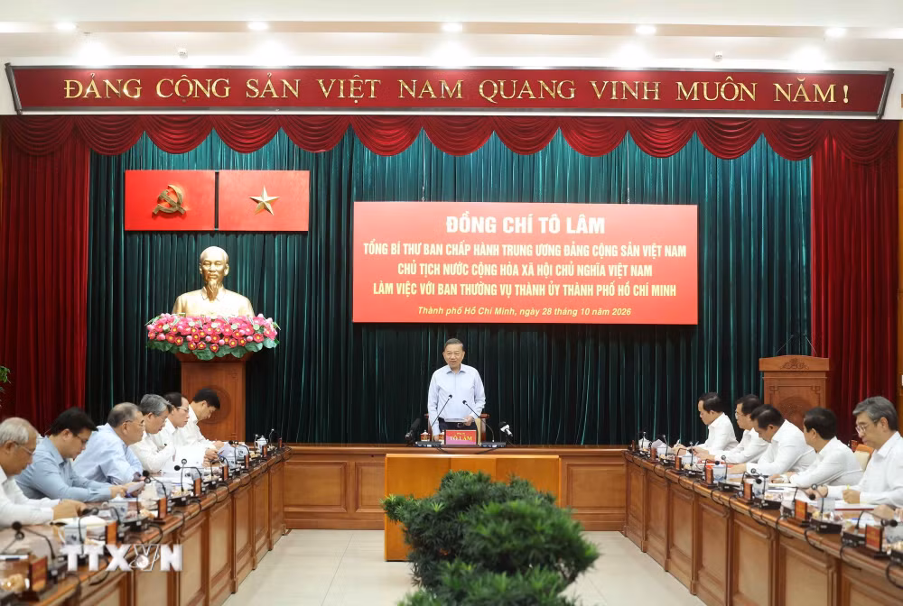 Tổng Bí thư, Chủ tịch nước Tô Lâm: Thành phố Hồ Chí Minh tiếp tục đổi mới tư duy tự chủ, nâng cao năng lực thực thi - Ảnh 2.